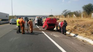 VOLCADURA DE VEHICULO EN CARRETERA