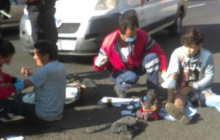 Dos jóvenes resultaron heridos al chocar la motocicleta donde viajaban sobre la Avenida Acueducto