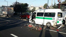 Dos motociclistas chocaron con una combi ruta verde del transporte público y resultaron lesionados