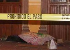 Amanece indigente muerto en los portales del Palacio Municipal de La Piedad,Michoacan