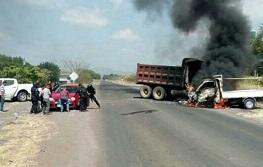 DESCONOCIDOS QUEMARON VEHICULOS Y BLOQUEARON CARRETERA EN BUENAVISTA TOMATLÁN MICHOACAN