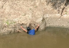 CAYÓ AL RIO GRANDE DE MORELIA UN HOMBRE QUE FUE RESCATADO