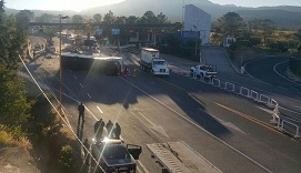 SE REGISTRA VOLCADURA DE TORTON EN LA AUTOPISTA DE OCCIDENTE, IMPACTANDOSE EN CASETA DE COBRO POR LO QUE SE CIERRA A LA CIRCULACIÓN ESTE TRAMO DE LA AUTOPISTA DE OCCIDENTE