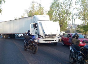 Falta de pericia de tránsito municipal detiene la vida de morelianos, cuando en lugar de ayudar a la circulación, la cerraron tras falla mecánica de un tráiler