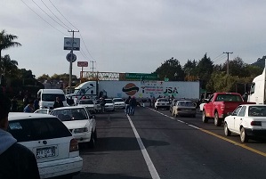 Bloquean miembros de la CUL la carretera Uruapan-Paracho, km. 66.8