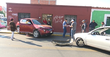 Conductor de auto compacto se queda dormido y choca contra camioneta de modelo reciente