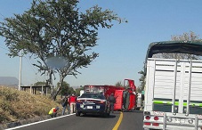 Vuelca camión de una empresa refresquera sobre la carretera Jacona -Zamora