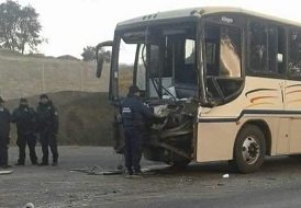 Se reporta chófer de autobús herido tras chocar contra un camión de volteo en la carretera Uruapan-Paracho de Michoacán