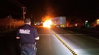 Queman vehículos hombres armados en diversas carreteras de Michoacán