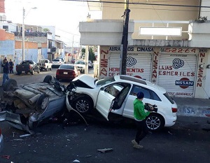 Fuerte carambola ocasionada al parecer, por exceso de velocidad, se registró esta mañana en la Avenida Acueducto de Morelia