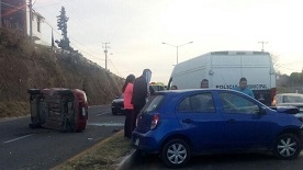 Choque entre dos autos provoca volcadura de uno de ellos en la salida a Mil cumbres en Morelia, Michoacan