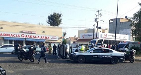 Chocan dos autos y sufre volcadura uno de ellos en Libramiento Sur y Periodismo en Morelia, Michoacán