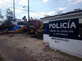 En desacuerdo con vecinos de la colonia Fovissste Acueducto, sufren policías de Morelia ataque de berrinche