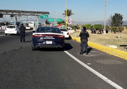 Un aproximado de 20 miembros de la CNTe se apoderan de la caseta de peaje en Ecuandureo, Michoacán