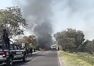 Se realizan quema de vehículos y cierre de carreteras en Apatzingán, Michoacán