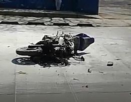 SE INCENDIA MOTO LUEGO DE IMPACTARSE CONTRA UN VEHÍCULO EN MORELIA, MICHOACAN