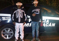 Fueron detenidos dos presuntos asaltantes en plena vía pública, donde operaban en Uruapan, Michoacán