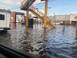 Lluvia provoca inundación en la Calzada La Huerta de Morelia