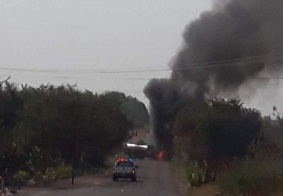 Desconocidos prenden fuego a una pipa con 10 mil litros de gasolina en el municipio de Apatzingán. Michoacán