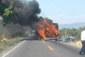 Se incendia por causas mecánicas un autobús de pasajeros en la carretera Lombardía - Nueva Italia de Michoacán