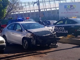 Una unidad de AMBUMED fue chocada por un auto particular dejando tres lesionados en Calzada La Huerta de Morelia, Michoacán