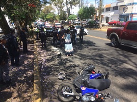 Resulta lesionado un motociclista que fue atendido 40 minutos tarde por paramedicos de Morelila, Michoacan