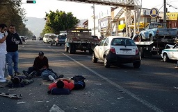 Resultaron tres lesionados chocar la unidad en que viajaban con un taxi en la salida a Charo de Morelia, Michoacán