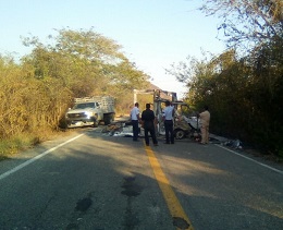 En una manifestación en contra de la policía comunitaria, pobladores de Pómaro cierran camino y queman una camioneta en Michoacán