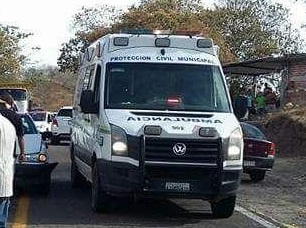 Chocan dos taxis y dejan a nueve personas lesionadas en Charo, Michoacan