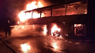 Se incendia autobús con 45 estudiantes del CBTIS Guanajuato en La Piedad, Michoacán. No se reportan heridos, ni muertos