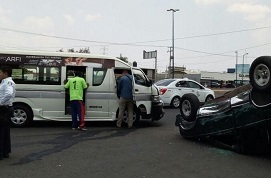 Choque de frente de una combi de transporte público Ruta Gris con un particular, de una volcadura y heridos leves en Morelia, Michoacán