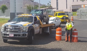 Pretendía un conductor estacionarse y volcó su unidad sobre otro auto en pleno estacionamiento del IMSS Morelia