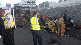 Al parecer en los momentos en que el chófer de una unidad del transporte público, Ruta Gris de Morelia, volcó a unidad