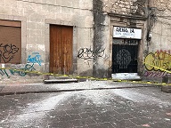 Cae una parte del aplanado de la fachada en una Casa del Estudiante en Morelia, Michoacán, causando alarma entre los vecinos