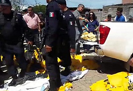 Por un accidente de tránsito, quedó al descubierto el traslado de gran cantidad de artículos promocionales del PRD y presuntamente dinero en Los Reyes Michoacán