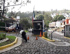 Realiza operativo la Policía Ministerial, en el fraccionamiento La Floresta, donde cumplimenta varias órdenes de cateo, y por lo menos han sido requerido tres hombres que fueron traslados a las instalaciones de la PGJE.